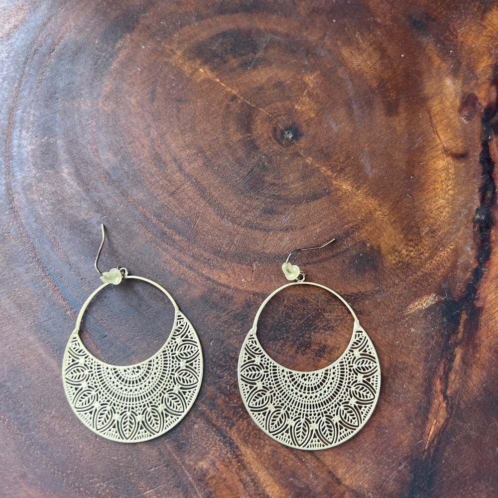 Elegant Gold Filigree Hoop Earrings